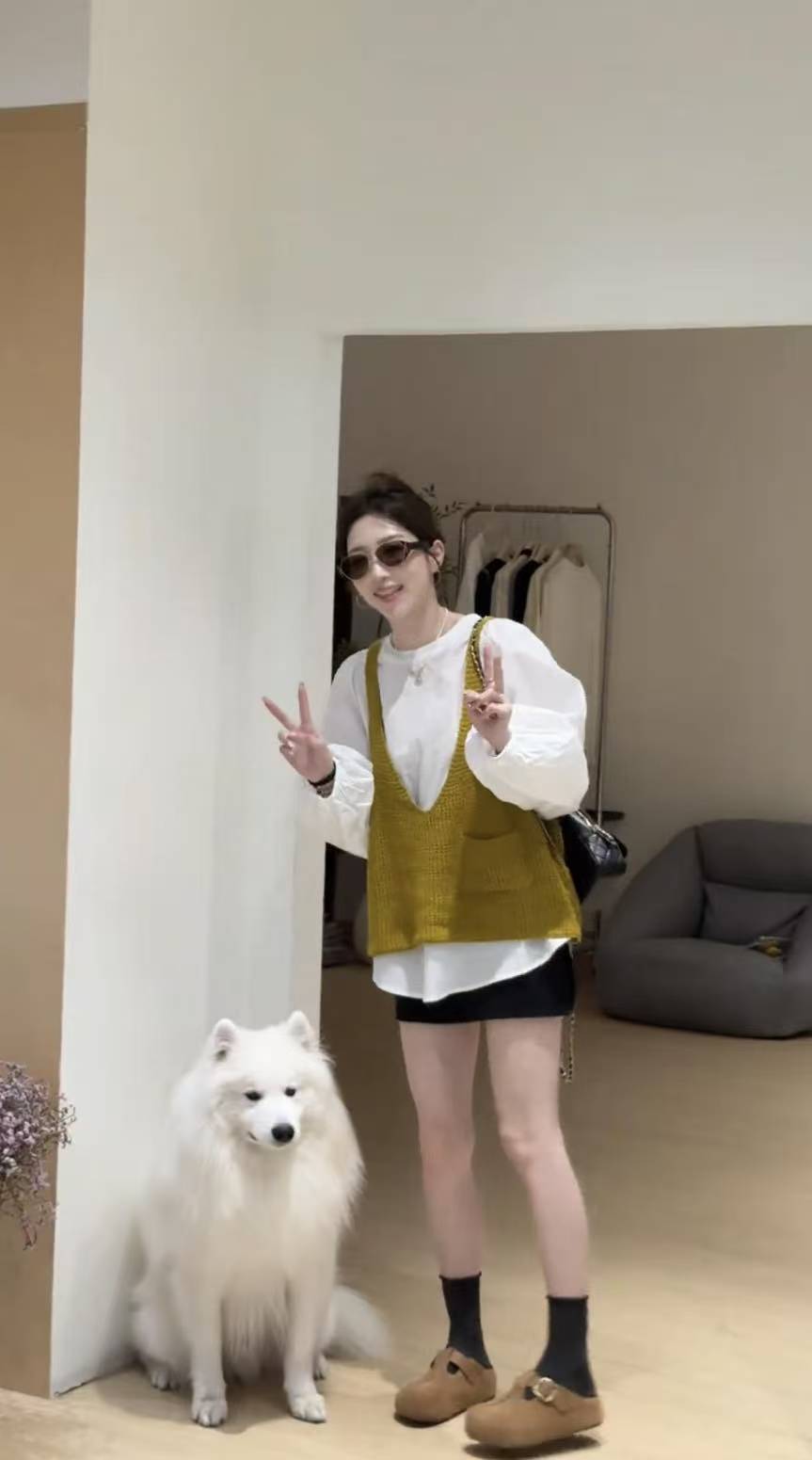 Early Autumn Korean Minimalist Slimming Shirt and Knit Vest and Skirt Pants Three Piece Set - Image 2