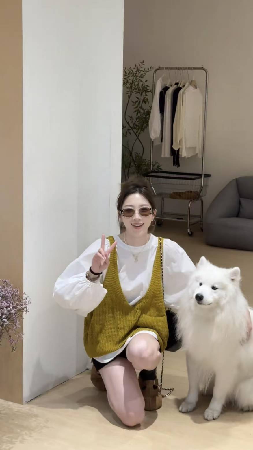 Early Autumn Korean Minimalist Slimming Shirt and Knit Vest and Skirt Pants Three Piece Set - Image 4