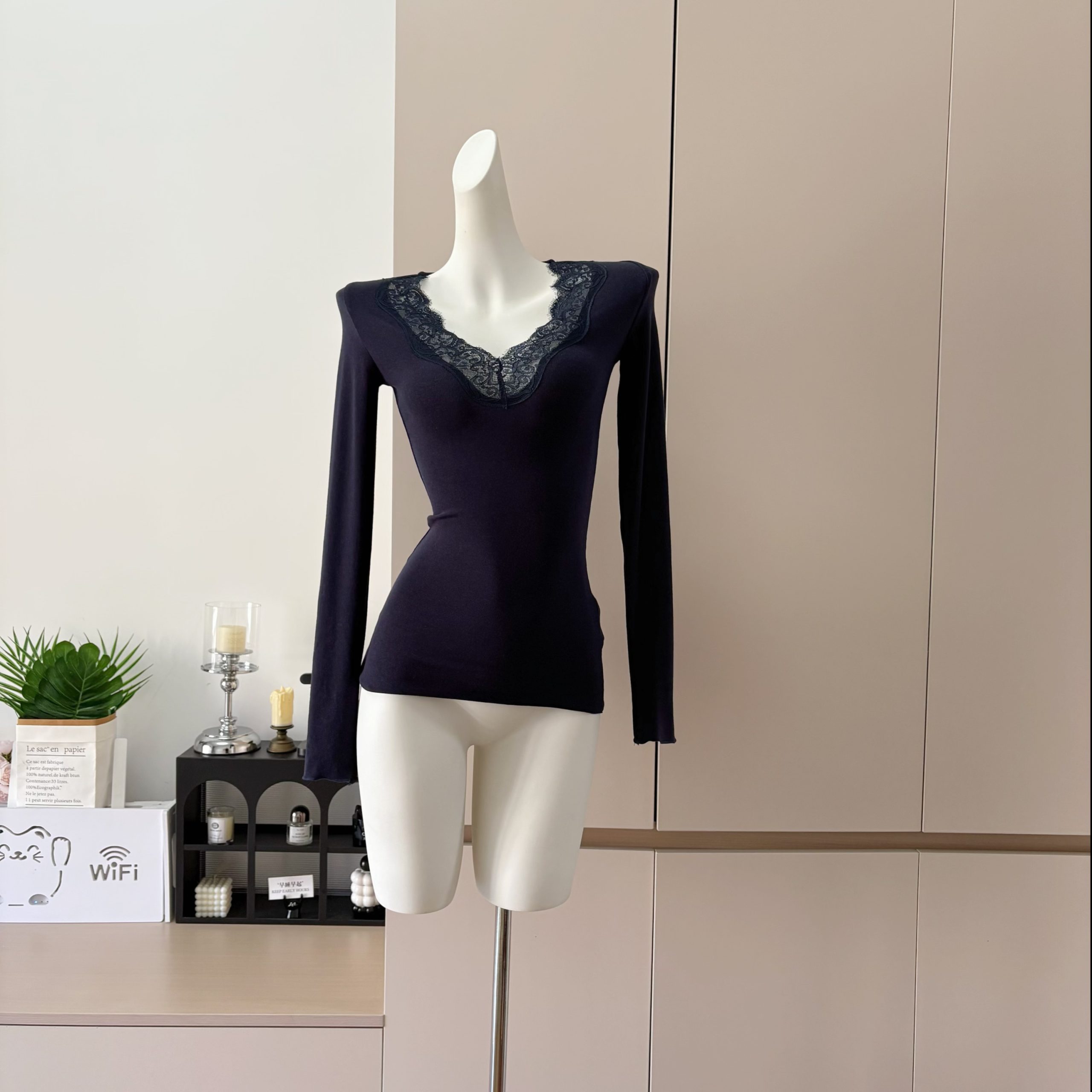 Women's Lace Spliced V-Neck Long Sleeve T-Shirt Retro Slim Fit Base Layer Top for Fall - Image 3