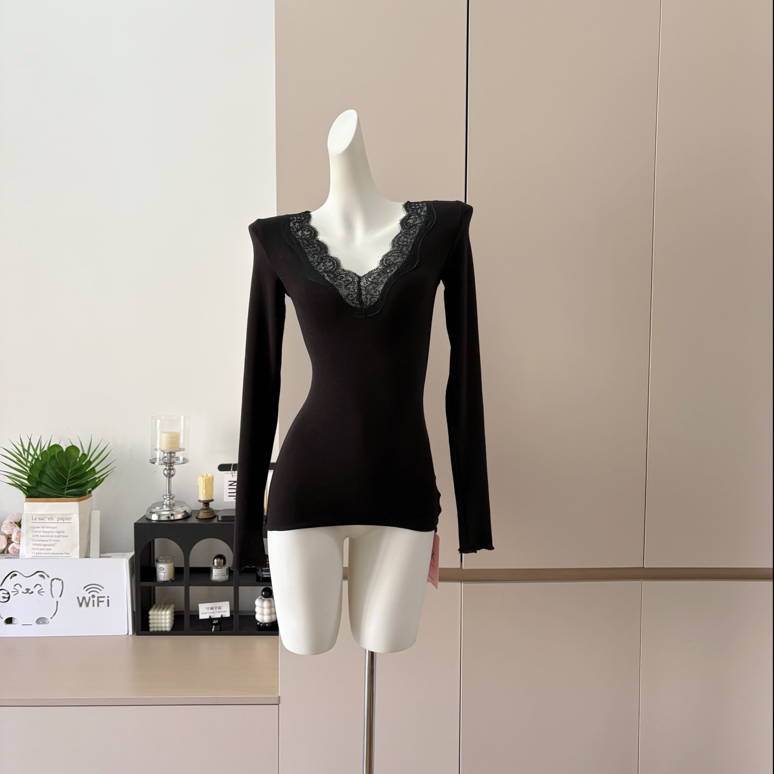 Women's Lace Spliced V-Neck Long Sleeve T-Shirt Retro Slim Fit Base Layer Top for Fall - Image 4