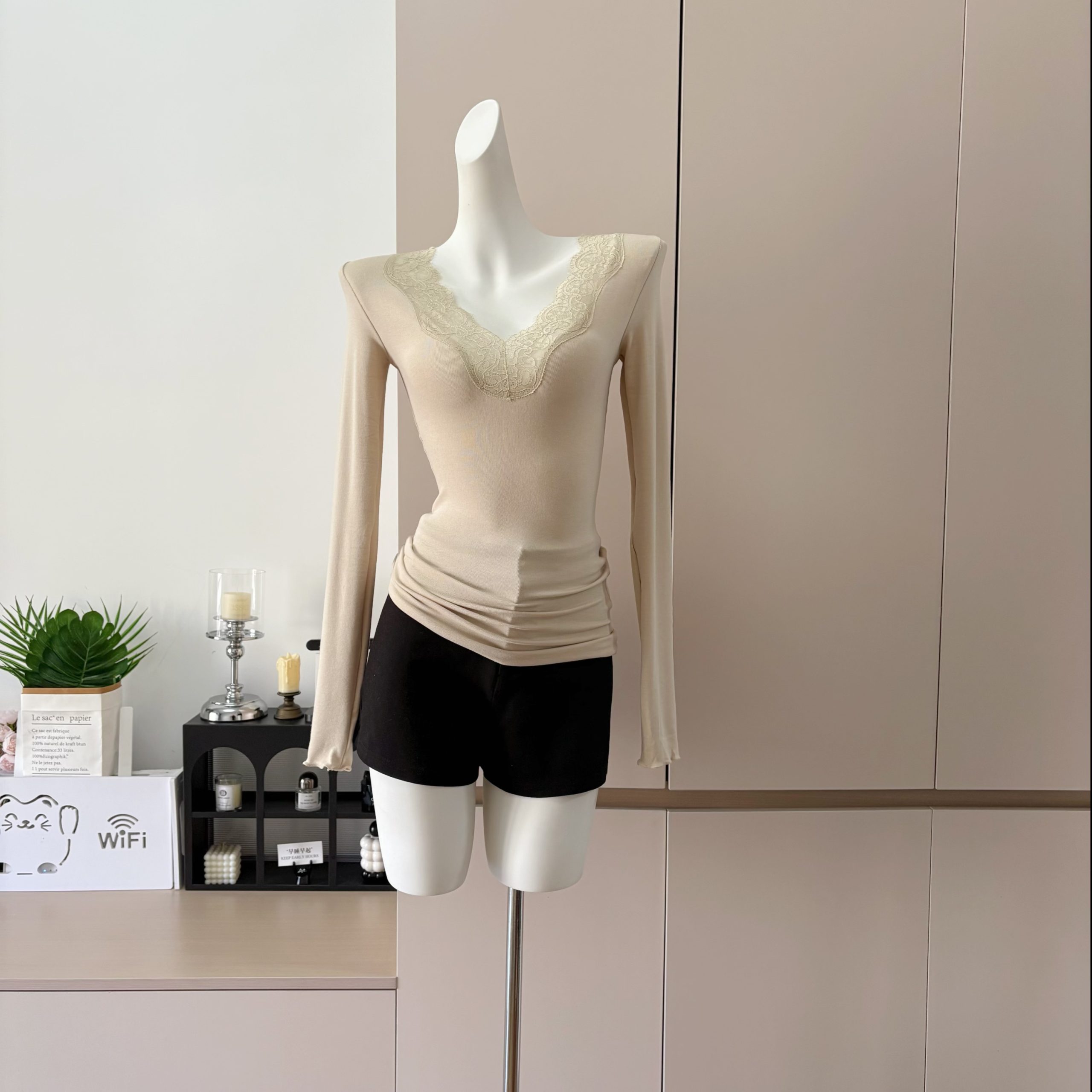Women's Lace Spliced V-Neck Long Sleeve T-Shirt Retro Slim Fit Base Layer Top for Fall - Image 2